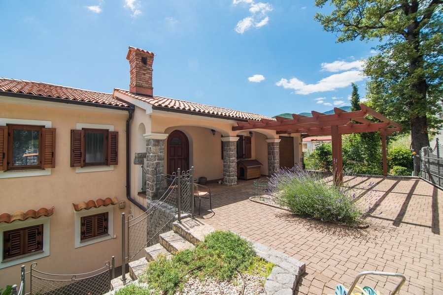 Wejście do willi z zadaszonym tarasem