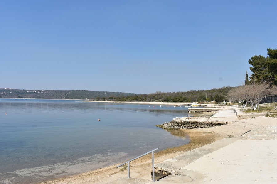 Część plaży z płytkim zejściem