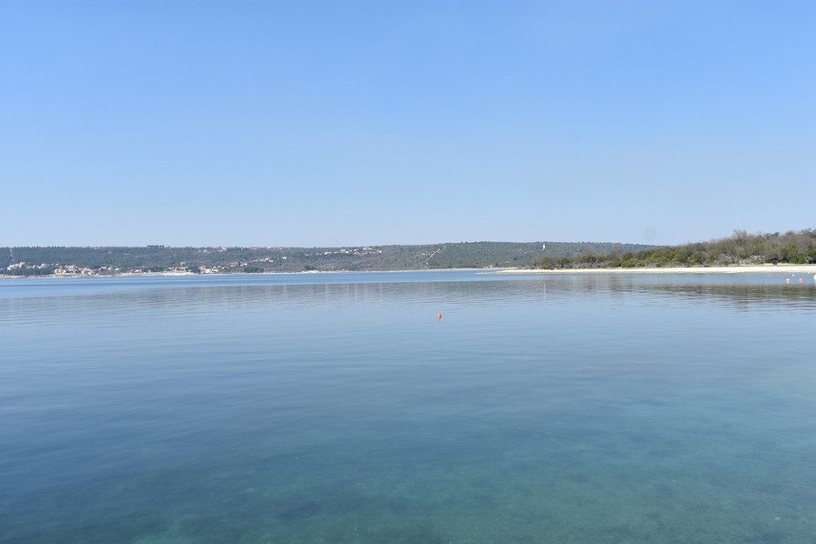 Szeroki widok na spokojne morze