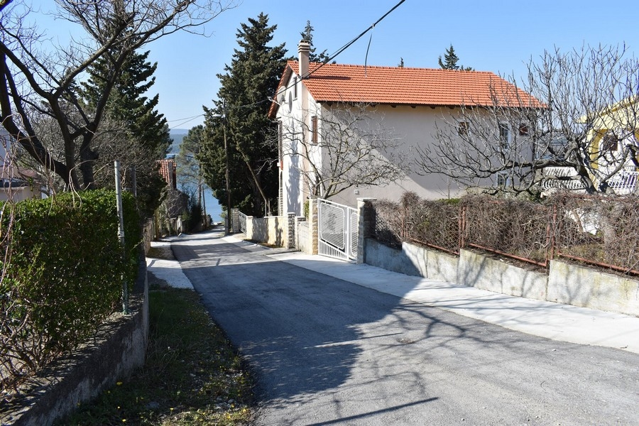 Dom przy cichej ulicy blisko morza