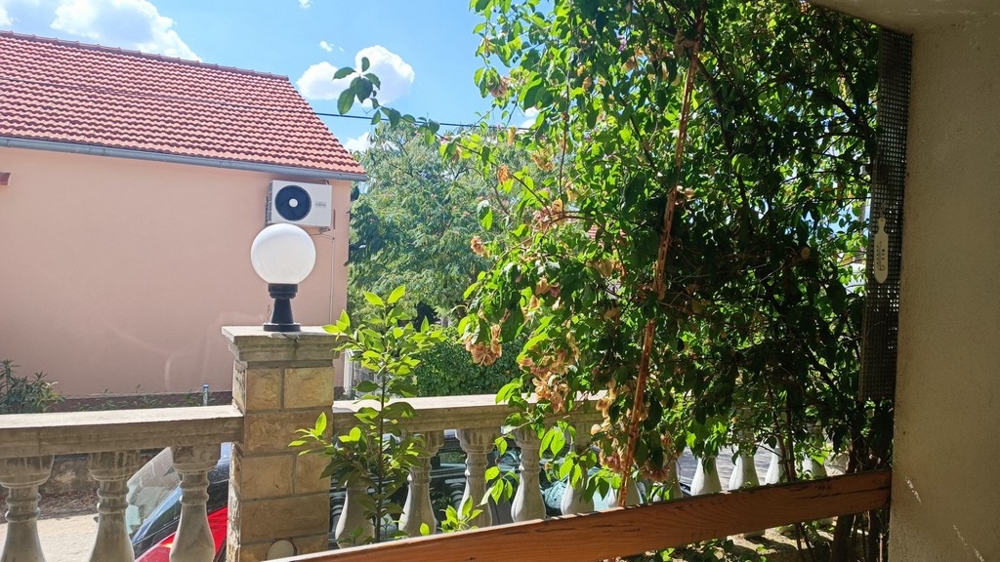 Taras z roślinnością i lampą