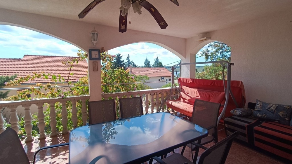 Duży zadaszony taras z częścią wypoczynkową