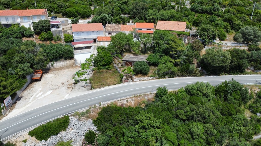 Widok na dom szeregowy w stylu śródziemnomorskim.