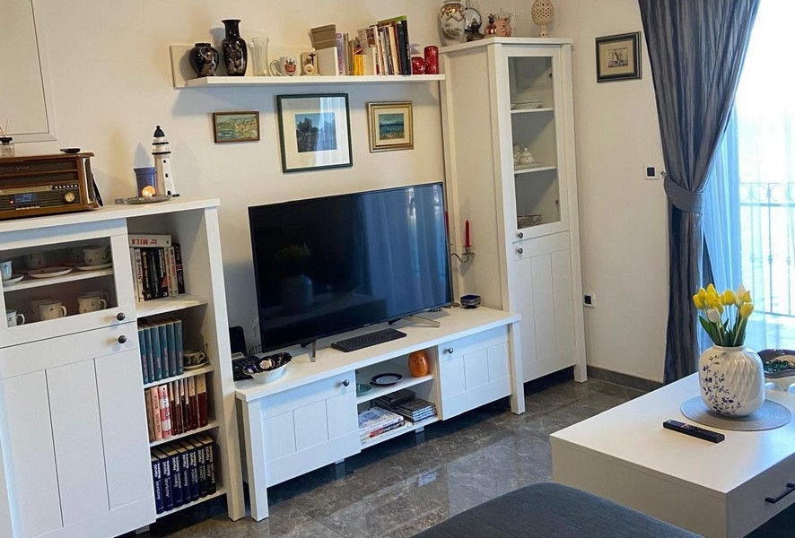 Pokój dzienny z telewizorem i półką