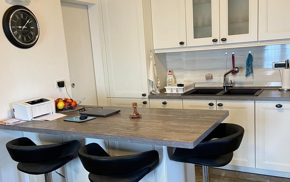 Nowoczesna kuchnia z blatem barowym