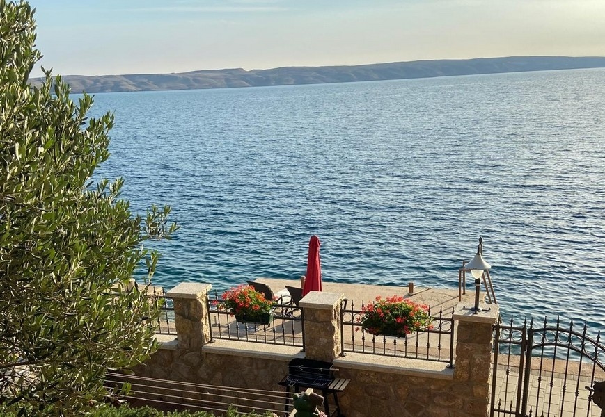 Prywatny dostęp do morza z parasolami