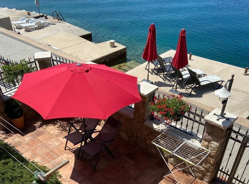 Taras słoneczny tuż nad wodą