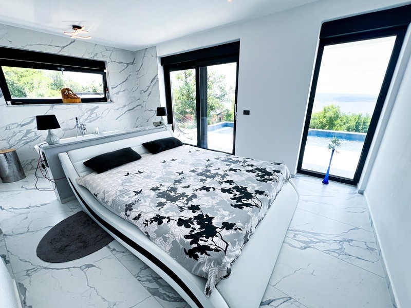 Sypialnia z bezpośrednim dostępem do basenu