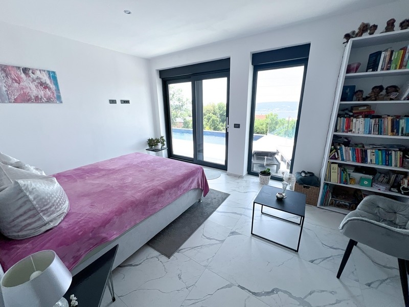 Jasna sypialnia z wyjściem na taras