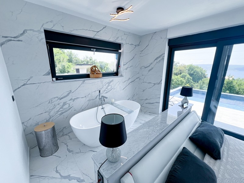 Łazienka z wolnostojącą wanną i widokiem na morze