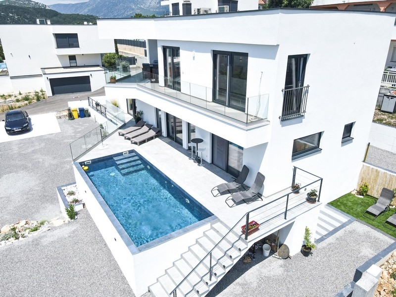 Nowoczesna willa z widokiem na basen i morze w Crikvenicy