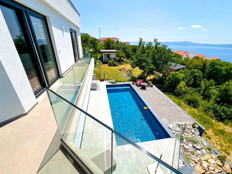 Na piętrze duży taras z częścią wypoczynkową