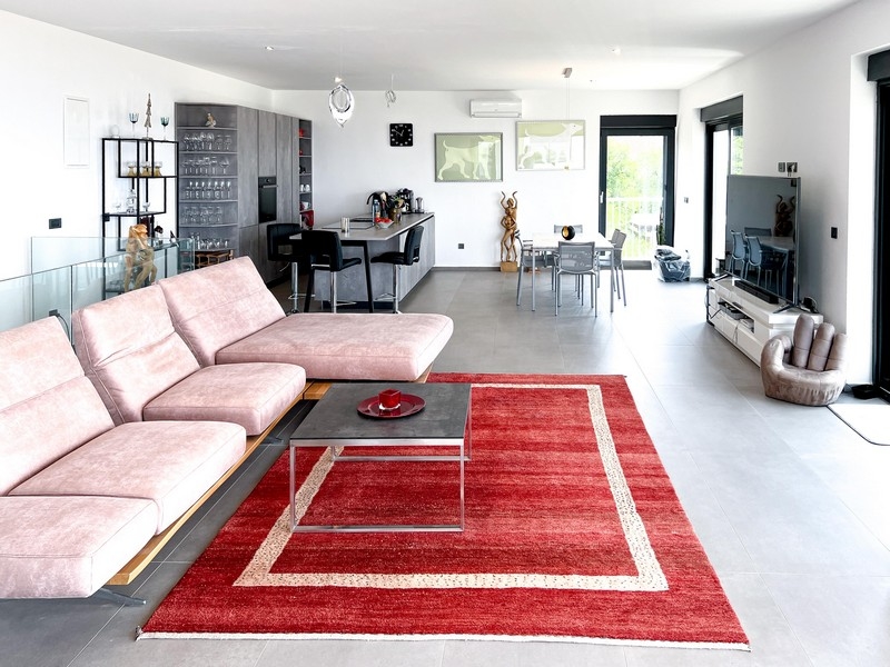 Otwarty salon z nowoczesnym wyposażeniem