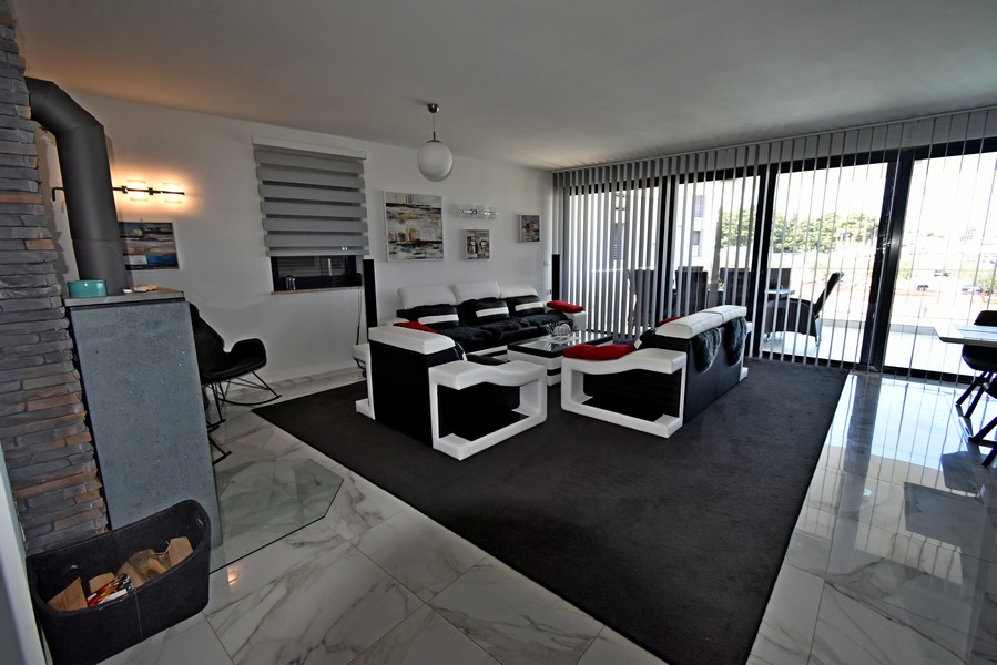 Przestronny salon z wyjściem na taras