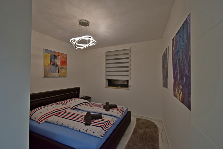 Sypialnia z podwójnym łóżkiem i malowidłami ściennymi