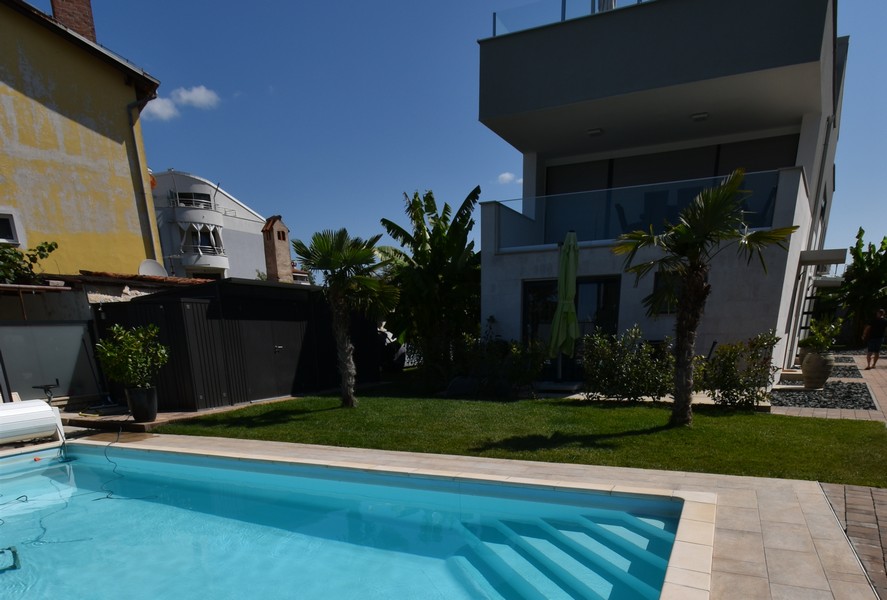 Willa z basenem w pierwszym rzędzie do morza na sprzedaż w Novigradzie na Istrii - Panorama Scouting.