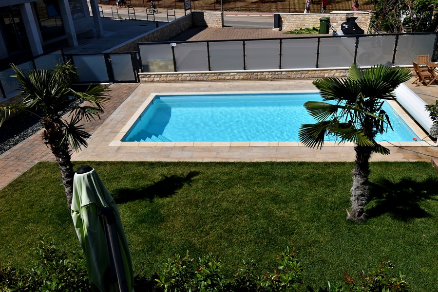 Basen na posesji H3602 w Novigradzie w Chorwacji - Panorama Scouting.