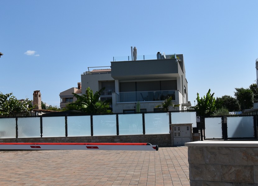 Nowoczesna willa z płaskim dachem w Novigradzie