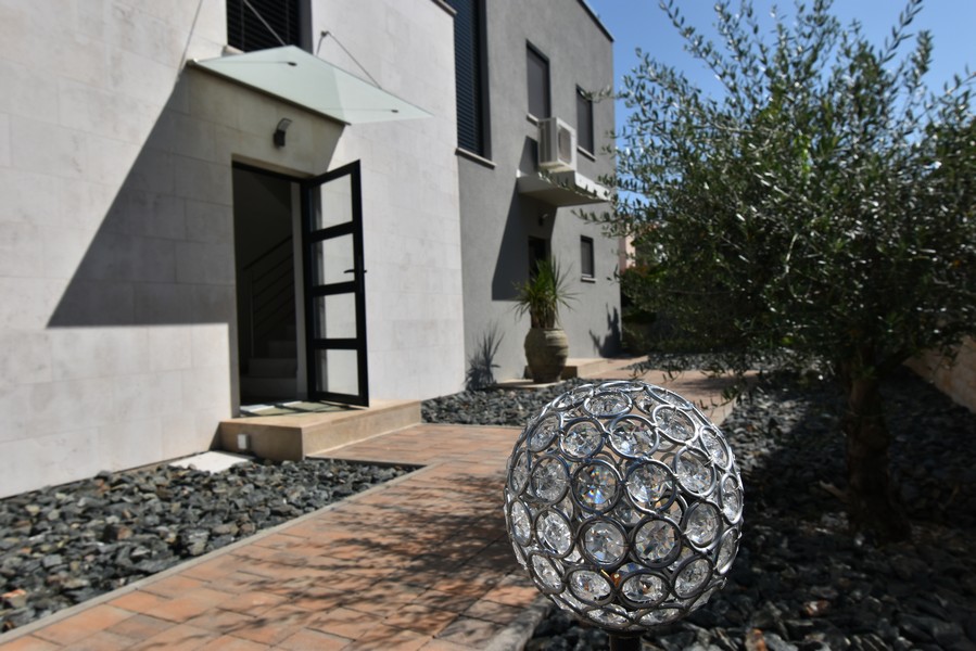 Dostęp boczny z ogrodem i dekoracyjną lampą