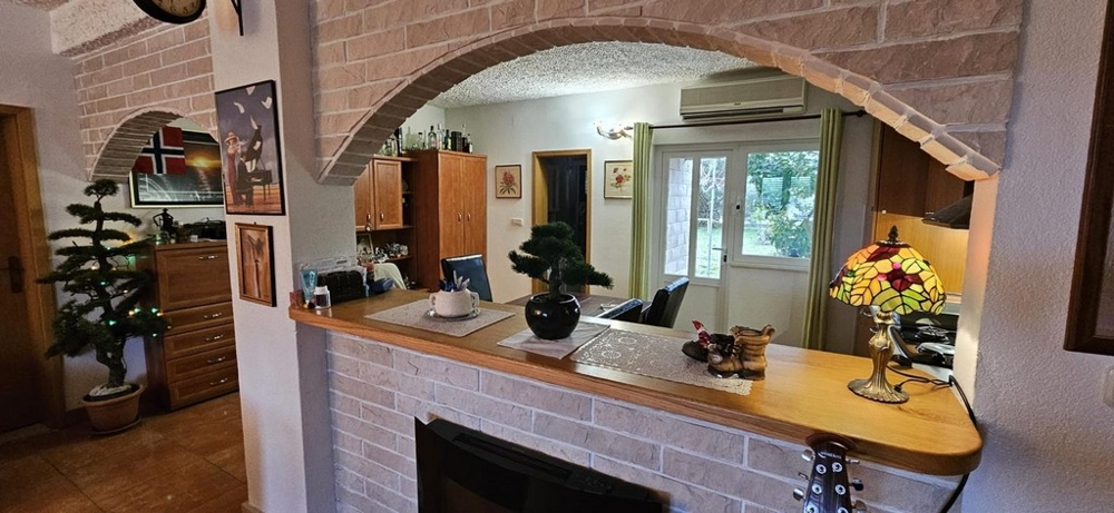 Część dzienna z ceglanym blatem i dekoracjami
