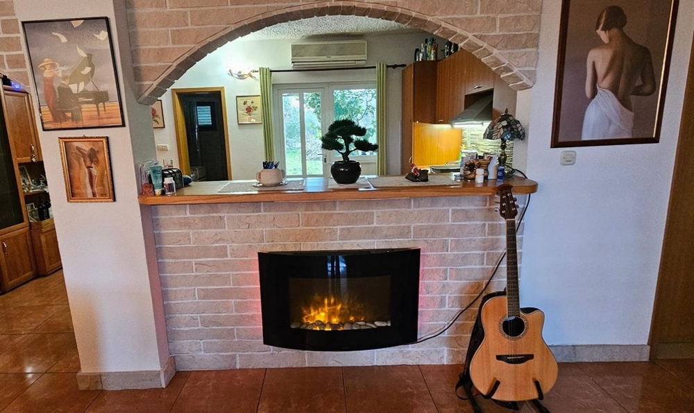 Miejsce na kominek z gitarą i malowidłami ściennymi
