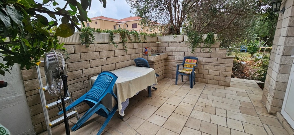 Taras z miejscami do siedzenia i widokiem na ogród