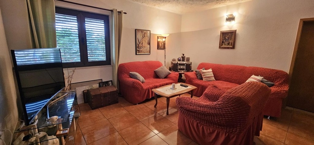 Pokój dzienny z sofą i telewizorem