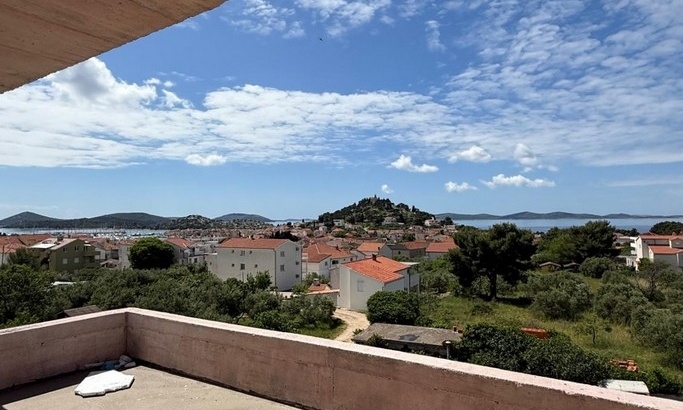 Dom H3604 z widokiem na morze, wystawiony na sprzedaż w Tribunj w Chorwacji.