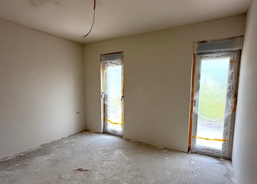 Pokój z dwoma oknami sięgającymi od podłogi do sufitu