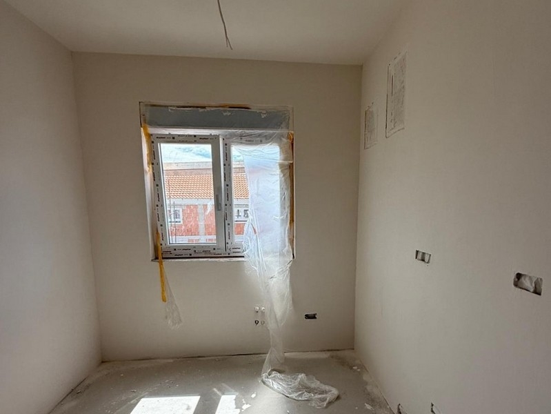 Mały pokój z oknem i naturalnym światłem