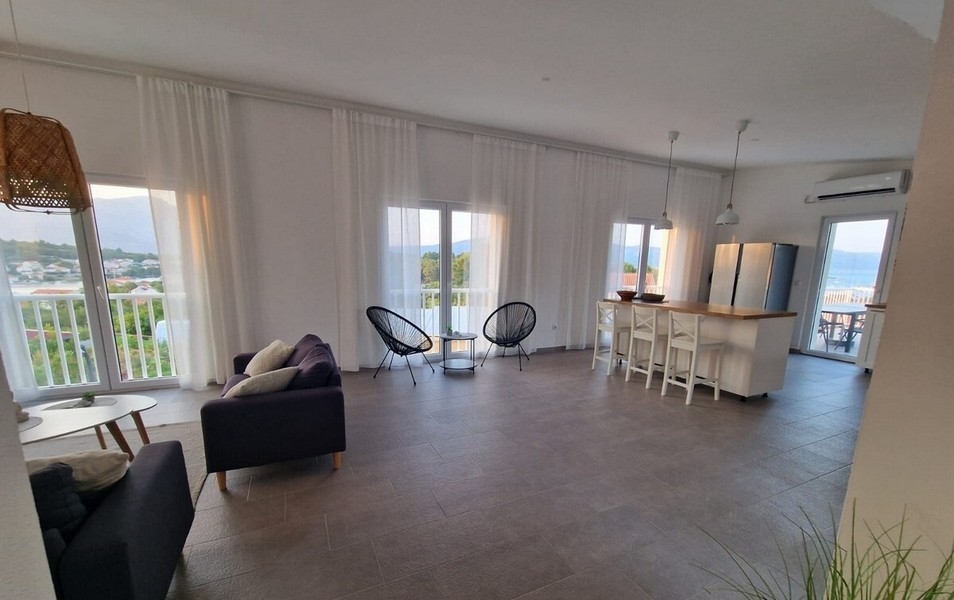 Przestronny salon z panoramicznymi oknami