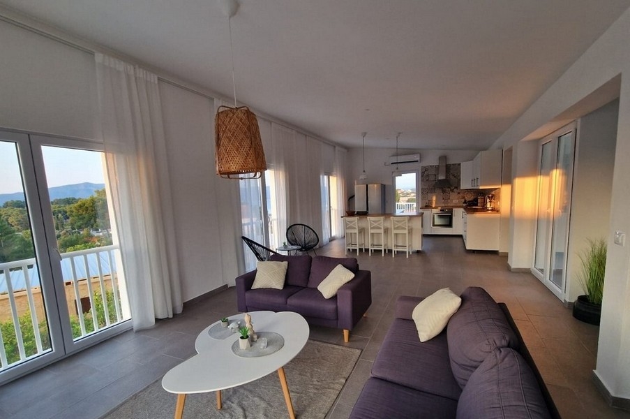 Pokój dzienny z sofami i dostępem do kuchni