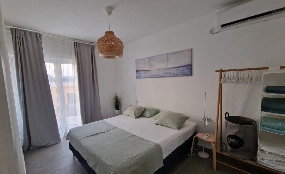 Sypialnia z łóżkiem małżeńskim i klimatyzacją