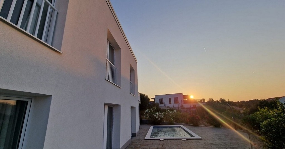 Widok na budynek i basen.