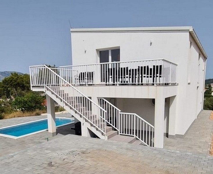 Nowoczesny dom ze schodami zewnętrznymi i basenem