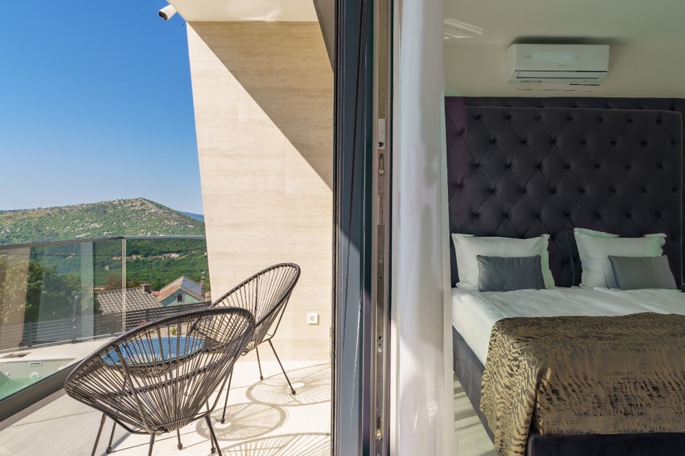 Podwójne łóżko w jasnej sypialni