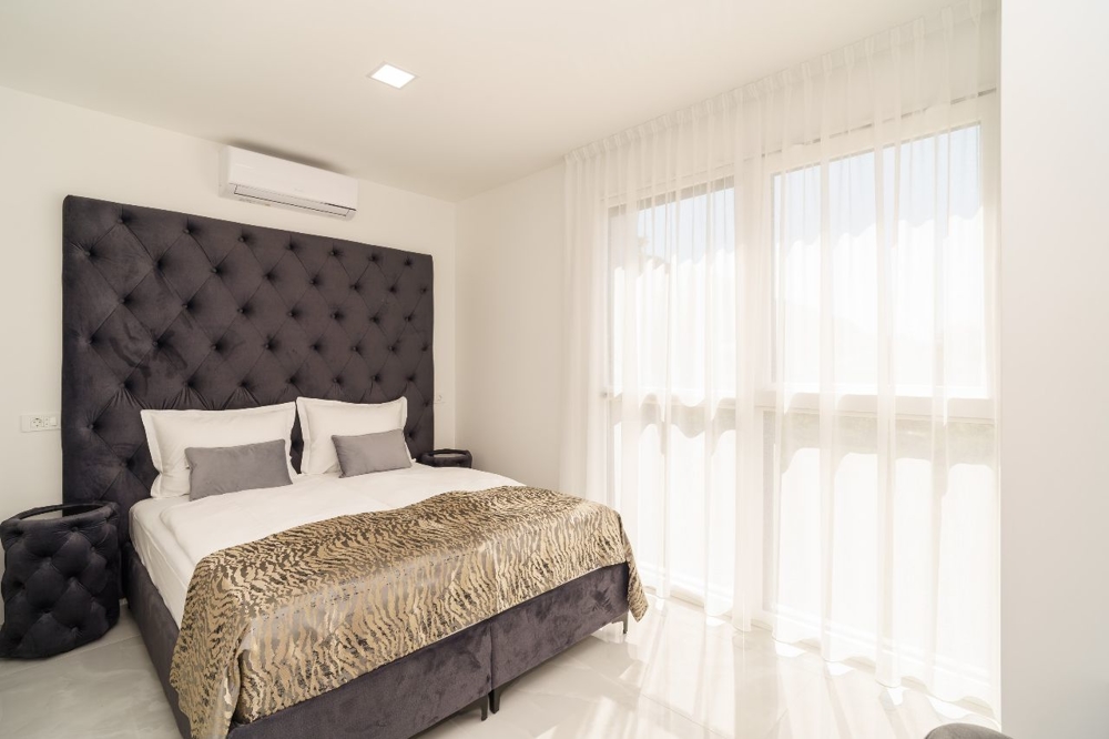 Lustro i biurko w sypialni