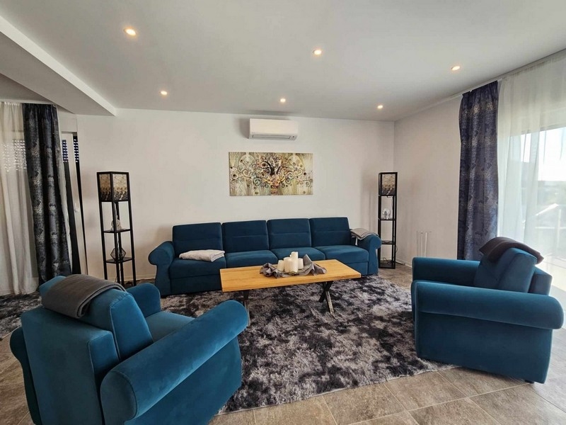 Pokój dzienny z niebieskimi sofami