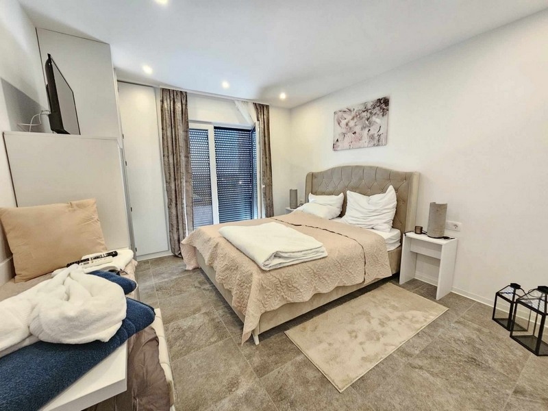 Sypialnia z łóżkiem małżeńskim i wyjściem na balkon