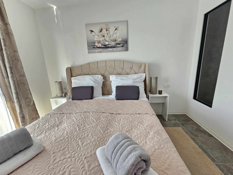 Jasna sypialnia z dekoracyjnym obrazem