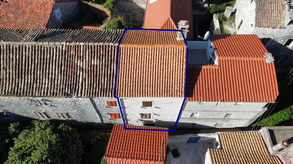 Widok z lotu ptaka na oznaczony kamienny dom