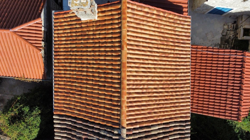 Widok z góry na dach kryty dachówką domu