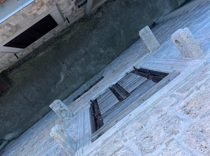 Kamienny dom z rustykalnym oknem