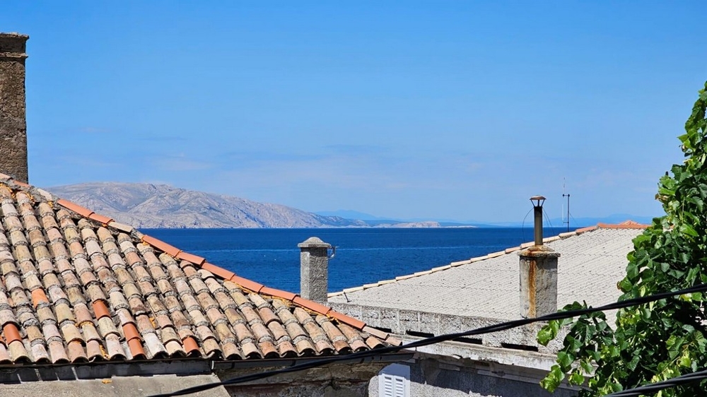 Widok na morze z domu, który znajduje się w Sv. Na sprzedaż Juraj koło Senja.