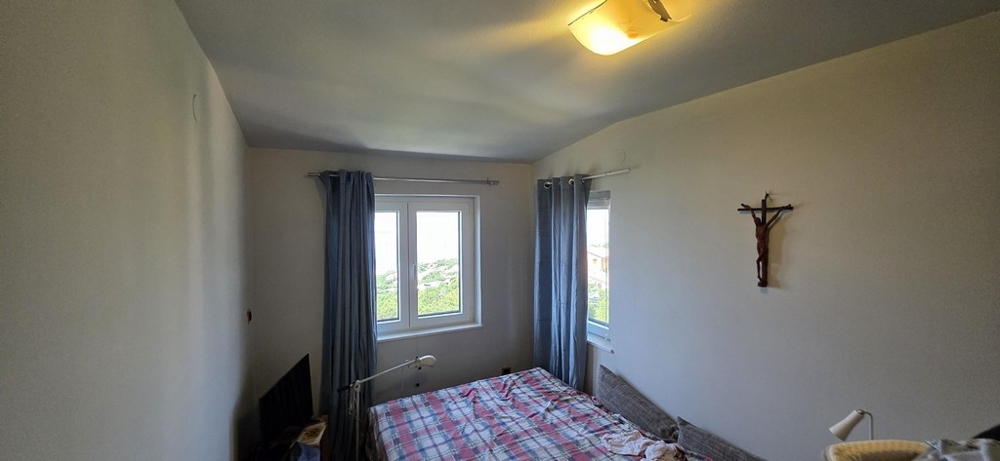 Sypialnia z dwoma oknami i widokiem na morze