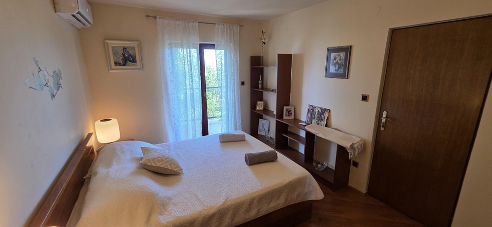 Sypialnia z łóżkiem małżeńskim i dostępem do tarasu