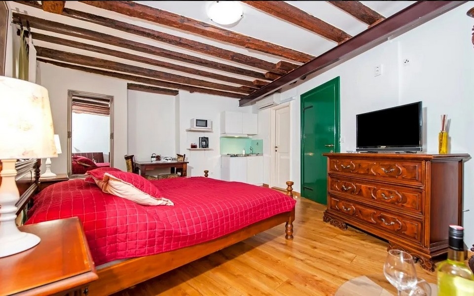 Przytulne studio z zielonym wejściem i telewizorem