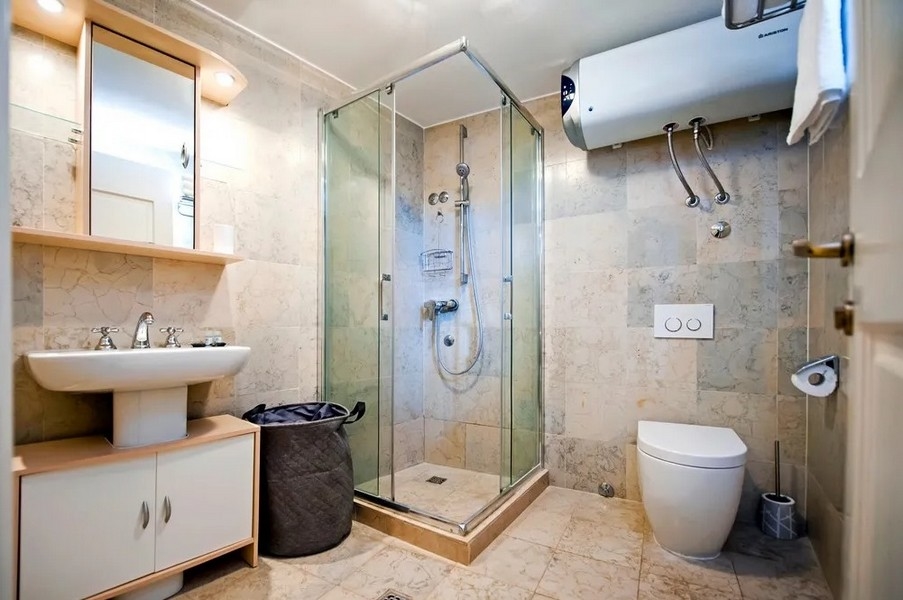 Łazienka z prysznicem i podłogą w kafelkach