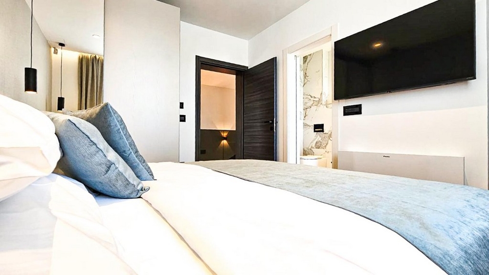 Sypialnia z łóżkiem małżeńskim i TV