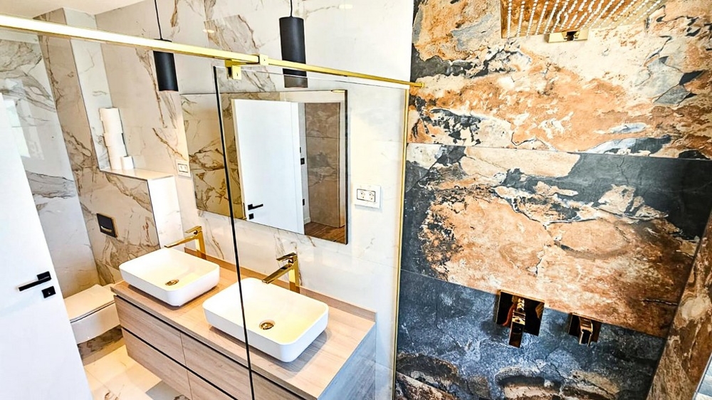 Łazienka z podwójną umywalką i prysznicem